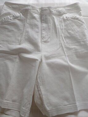 d&co woman's white bermuda shorts size XL